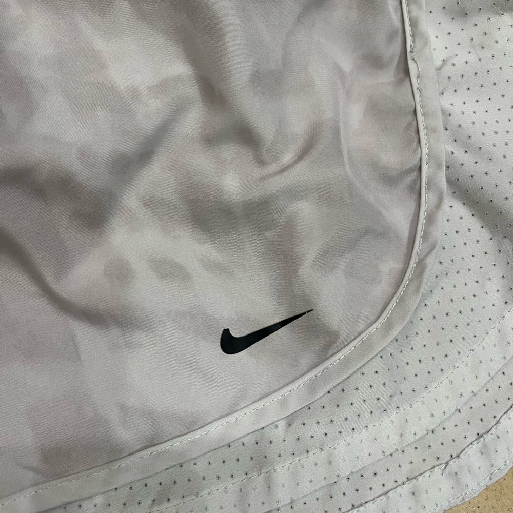 Nike Women's Gray Camo Athletic Shorts Dri Fit Size Small - Picture 2 of 4